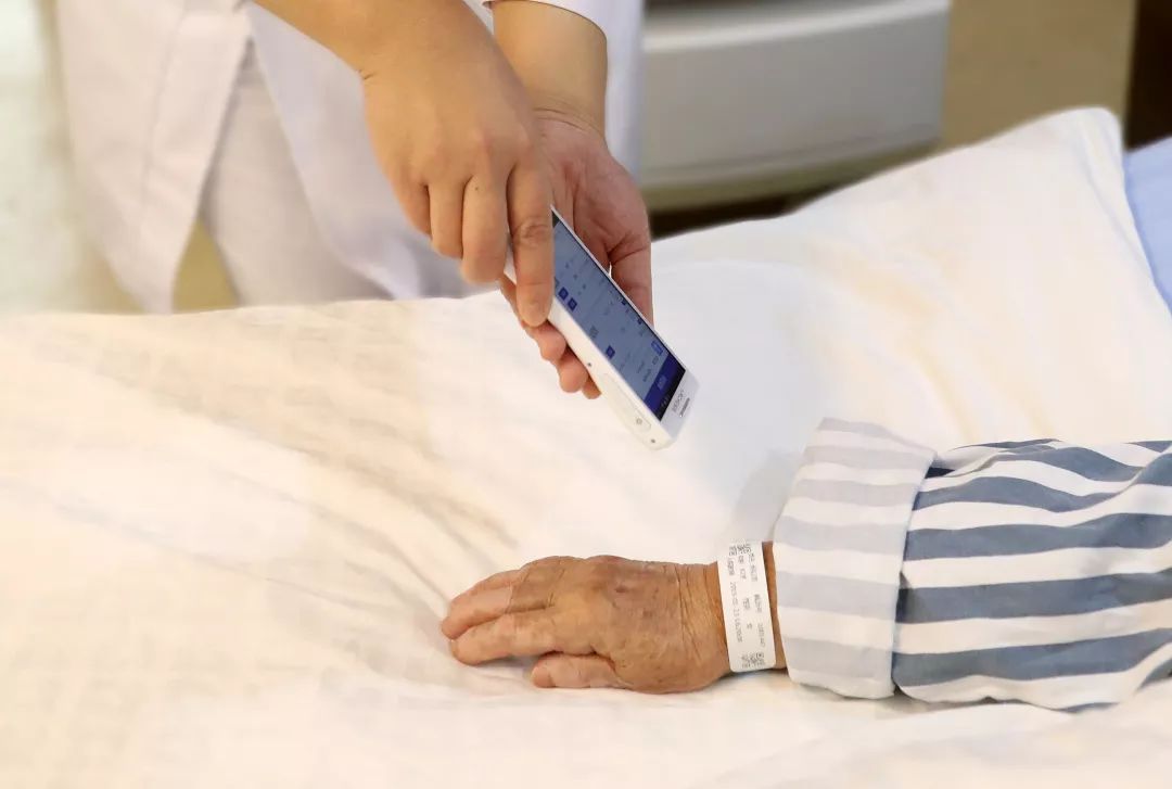 首發(fā)丨走進智慧病房，用科技托起生命的重量